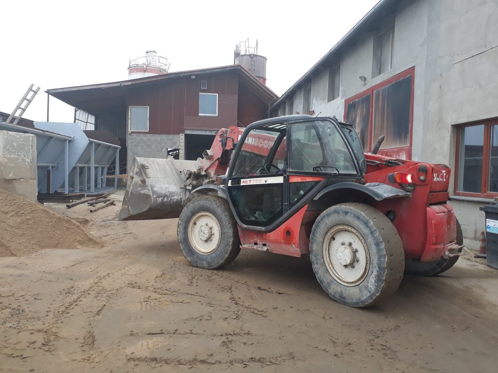 Manipulátor v areálu betonárny